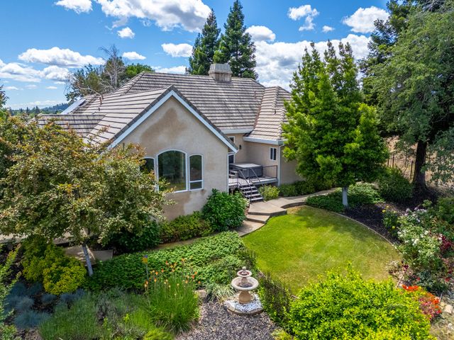 831 Santa Cruz Drive, Redding, CA 96003