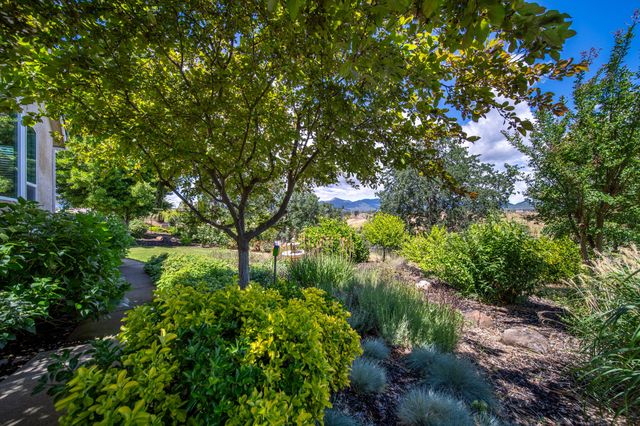 831 Santa Cruz Drive, Redding, CA 96003