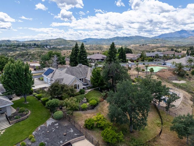 831 Santa Cruz Drive, Redding, CA 96003