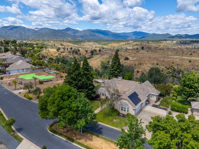 831 Santa Cruz Drive, Redding, CA 96003