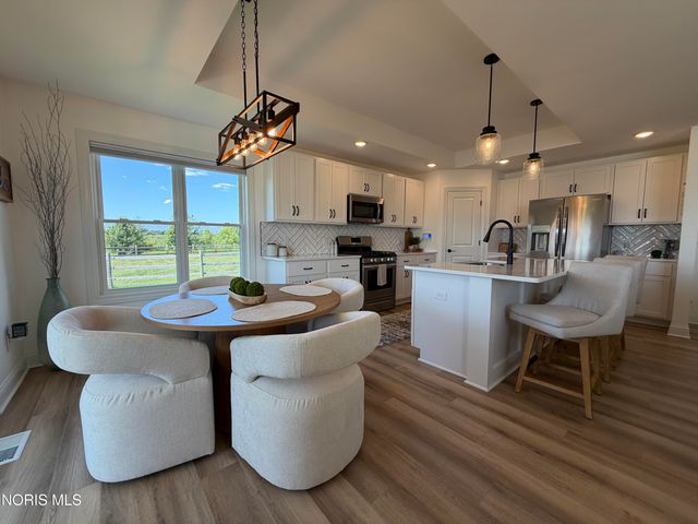 1403 Roberts Circle, Waterville, OH 43566