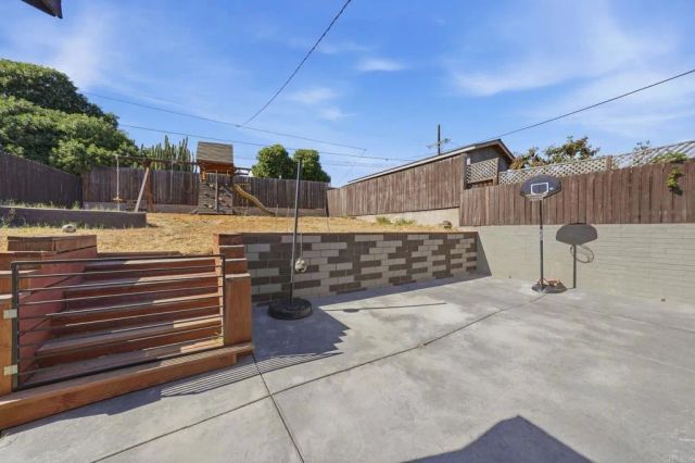 5260 La Paz Drive, San Diego, CA 92114