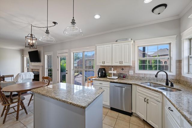 312 Retriever Ct, Clarksville, TN 37043