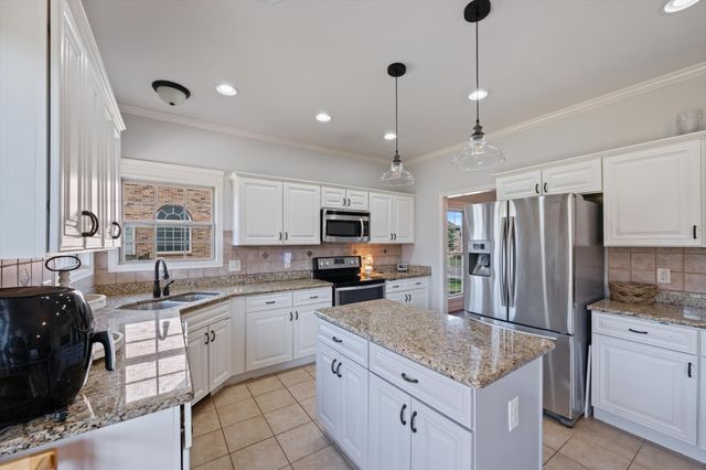 312 Retriever Ct, Clarksville, TN 37043