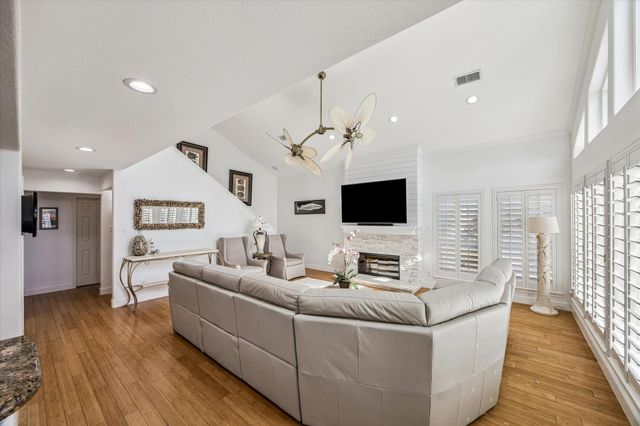 406 Tahiti Road, Tiki Island, TX 77554