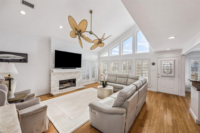 406 Tahiti Road, Tiki Island, TX 77554