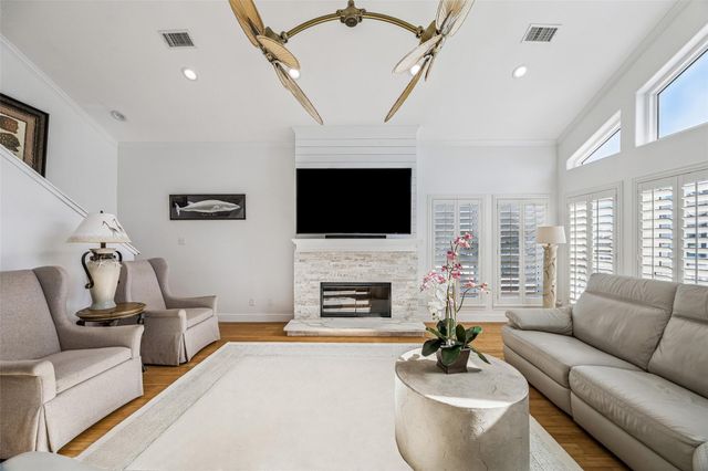 406 Tahiti Road, Tiki Island, TX 77554