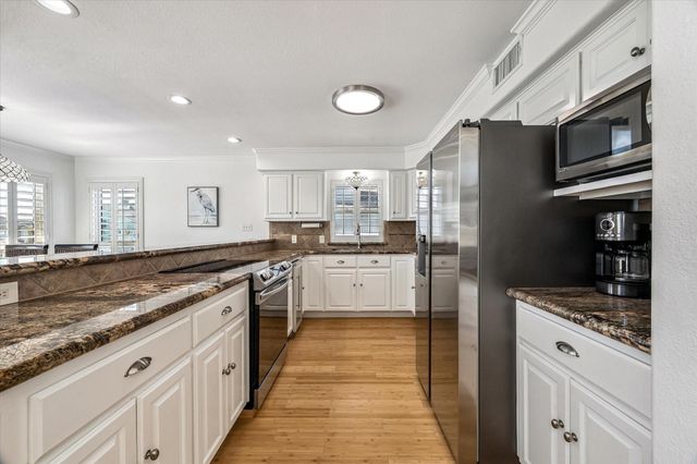 406 Tahiti Road, Tiki Island, TX 77554