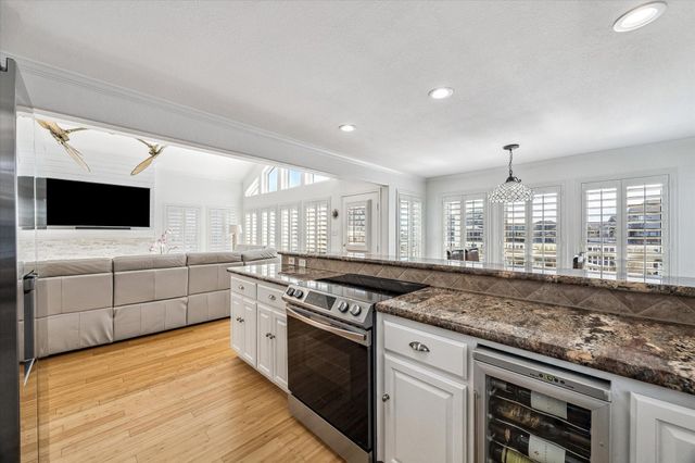 406 Tahiti Road, Tiki Island, TX 77554