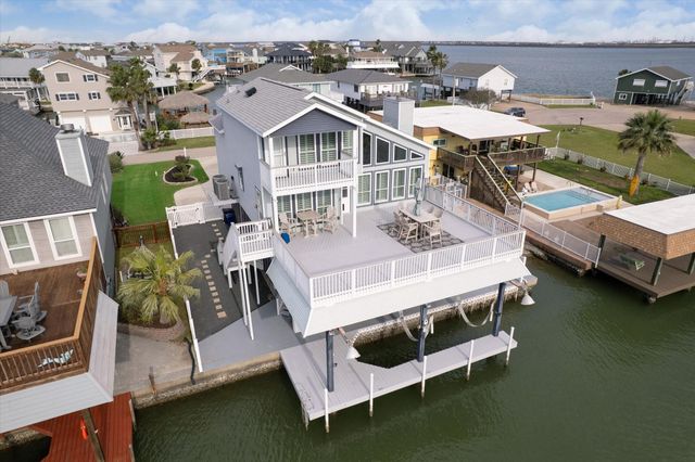 406 Tahiti Road, Tiki Island, TX 77554