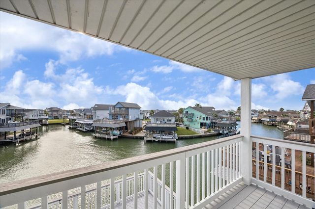 406 Tahiti Road, Tiki Island, TX 77554