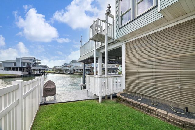 406 Tahiti Road, Tiki Island, TX 77554