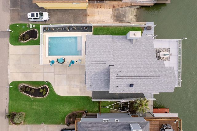 406 Tahiti Road, Tiki Island, TX 77554