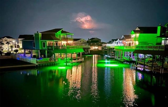 406 Tahiti Road, Tiki Island, TX 77554