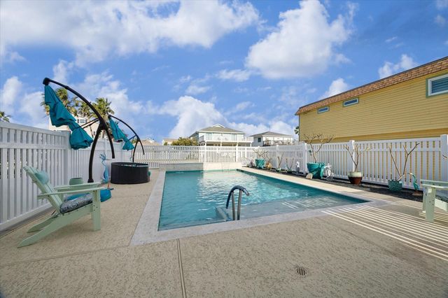 406 Tahiti Road, Tiki Island, TX 77554