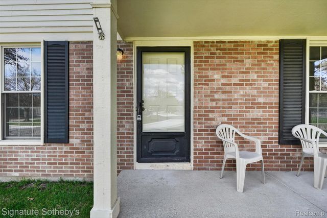 1445 Dover Hill N, Walled Lake, MI 48390