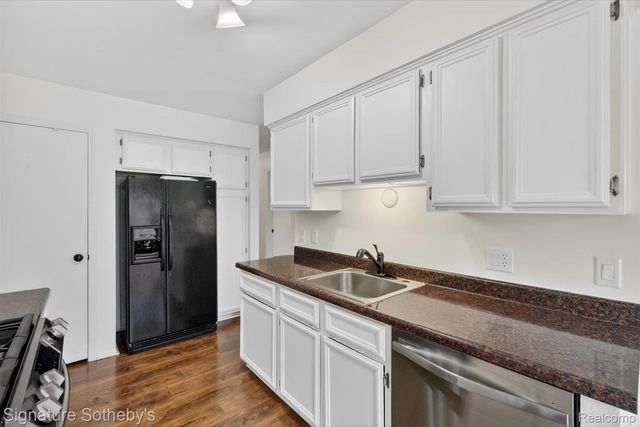1445 Dover Hill N, Walled Lake, MI 48390