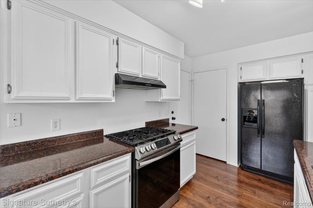 1445 Dover Hill N, Walled Lake, MI 48390