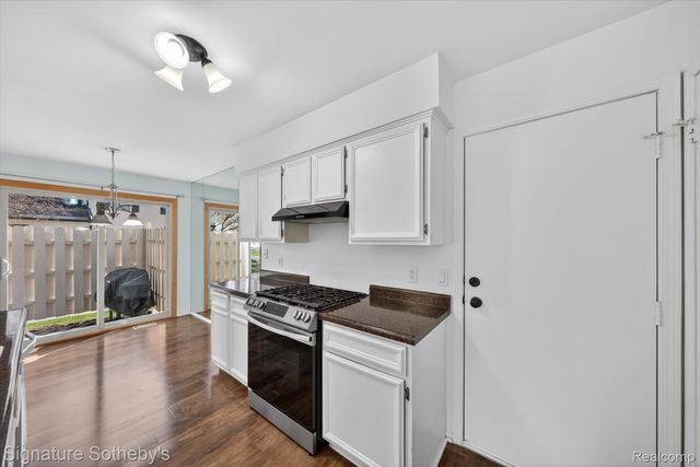 1445 Dover Hill N, Walled Lake, MI 48390