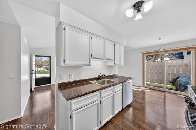 1445 Dover Hill N, Walled Lake, MI 48390