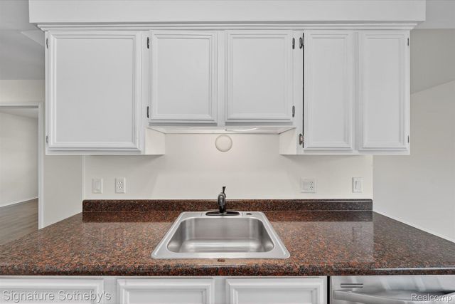 1445 Dover Hill N, Walled Lake, MI 48390