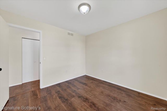 1445 Dover Hill N, Walled Lake, MI 48390