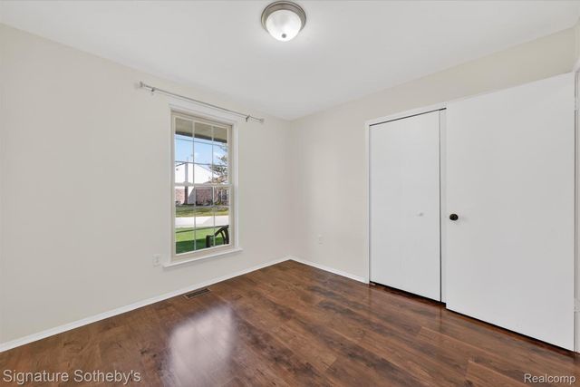 1445 Dover Hill N, Walled Lake, MI 48390