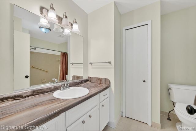 1445 Dover Hill N, Walled Lake, MI 48390
