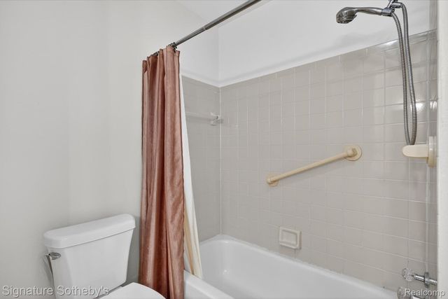 1445 Dover Hill N, Walled Lake, MI 48390