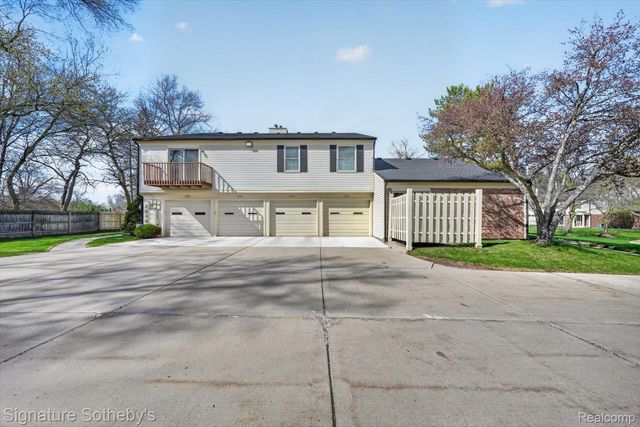 1445 Dover Hill N, Walled Lake, MI 48390