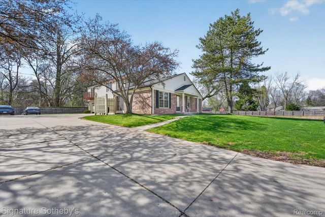 1445 Dover Hill N, Walled Lake, MI 48390