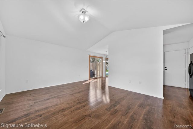 1445 Dover Hill N, Walled Lake, MI 48390