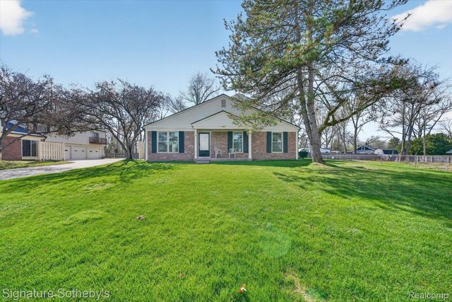 1445 Dover Hill N, Walled Lake, MI 48390