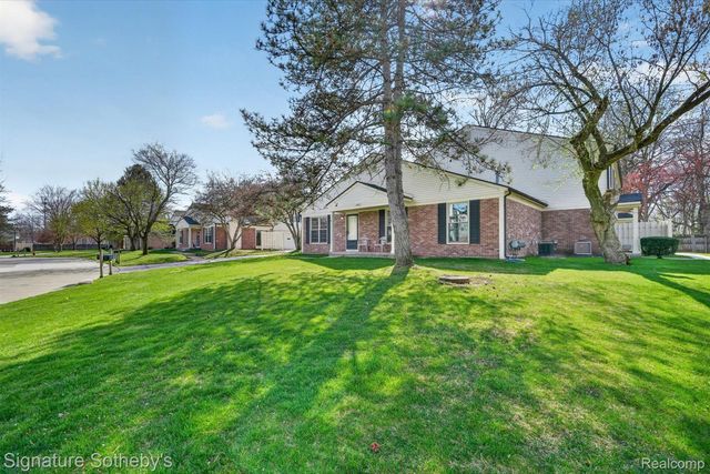 1445 Dover Hill N, Walled Lake, MI 48390