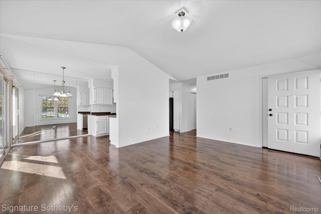 1445 Dover Hill N, Walled Lake, MI 48390