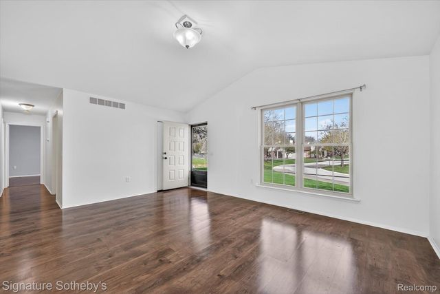 1445 Dover Hill N, Walled Lake, MI 48390