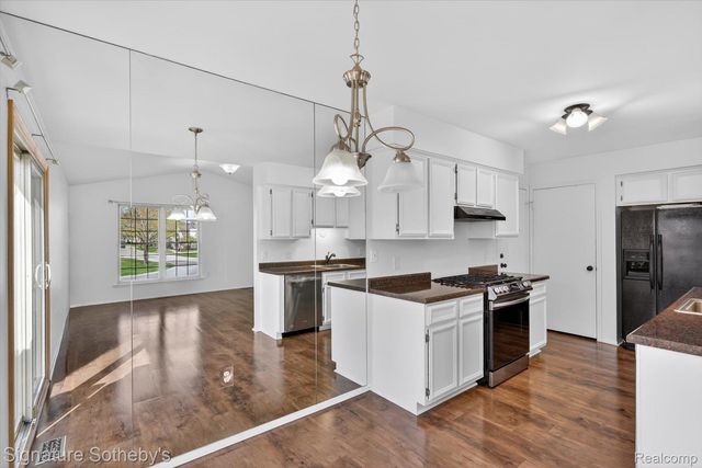 1445 Dover Hill N, Walled Lake, MI 48390