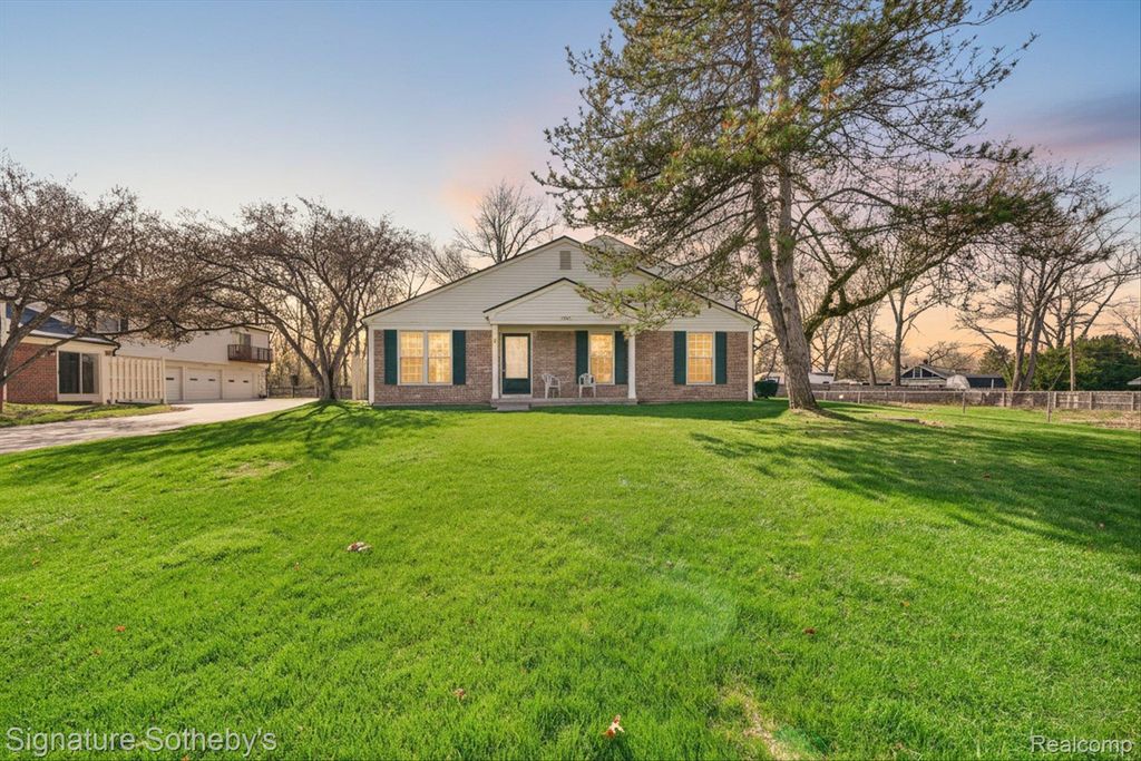 1445 Dover Hill N, Walled Lake, MI 48390