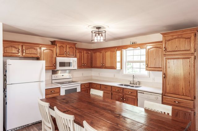 531 Governor Hall Rd, Castalian Springs, TN 37031