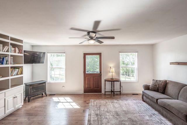 531 Governor Hall Rd, Castalian Springs, TN 37031