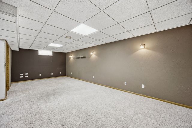 2906 Russell Drive NE, Cedar Rapids, IA 52402