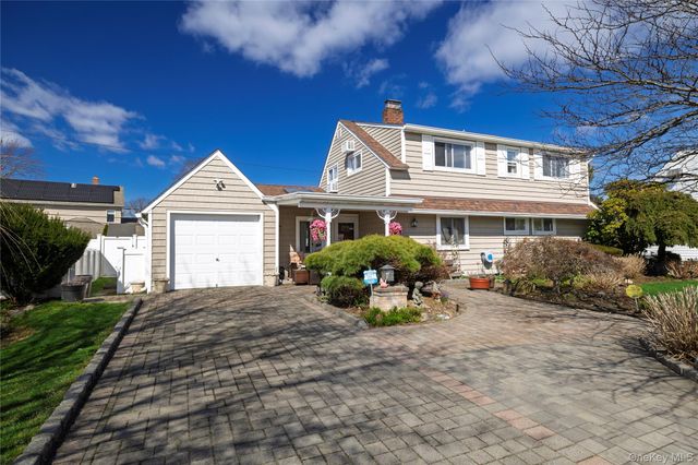 12 Link Lane, Hicksville, NY 11801