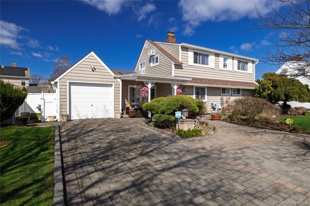 12 Link Lane, Hicksville, NY 11801