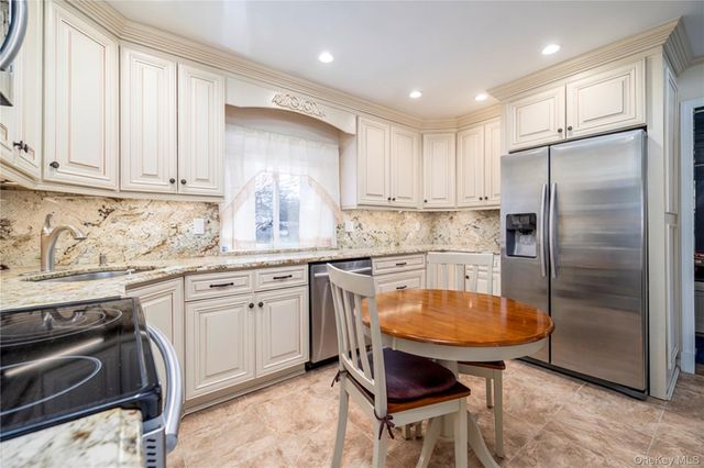 12 Link Lane, Hicksville, NY 11801