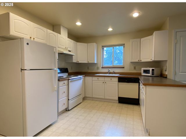 405 S WAHANNA Rd, Seaside, OR 97138