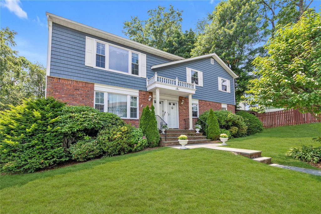 20 Alex Lane, Glen Cove, NY 11542