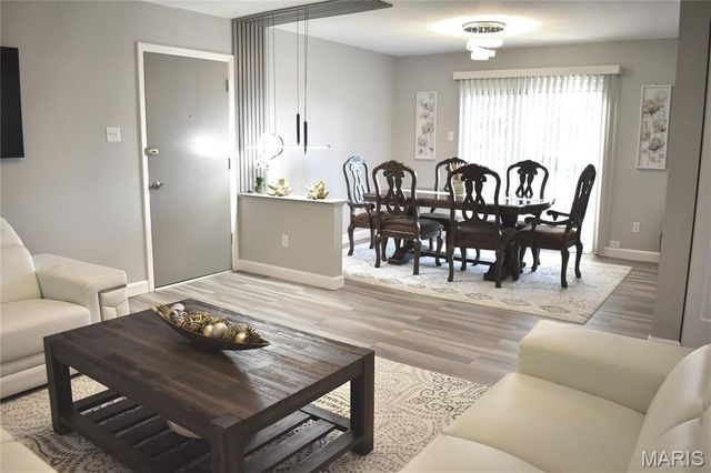 4366 Chateau De Ville Drive E, St Louis, MO 63129