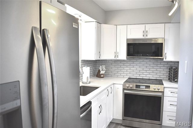 4366 Chateau De Ville Drive E, St Louis, MO 63129