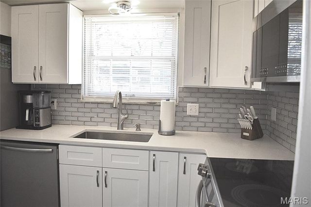 4366 Chateau De Ville Drive E, St Louis, MO 63129