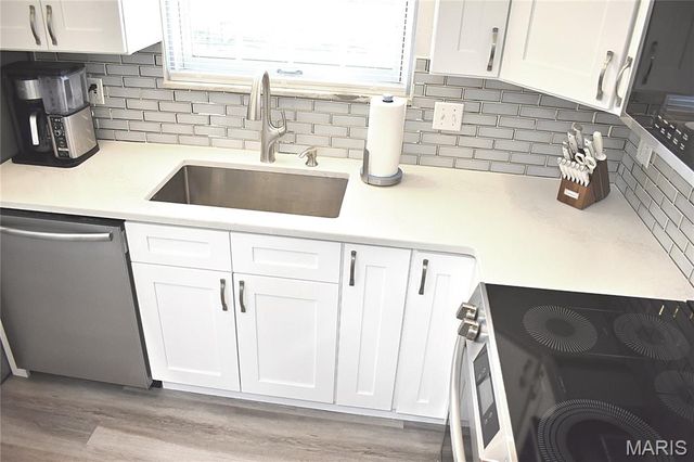 4366 Chateau De Ville Drive E, St Louis, MO 63129